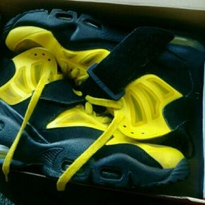 NIKE /gila monster/ size 10,5 mens